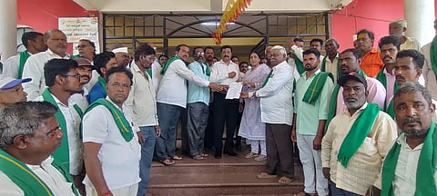 ಕಾಲುವೇಗೆ ನೀರು ಹರಿಸುವಂತೆ ಮನವಿ