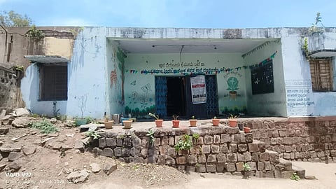 ಶಿಥಿಲಗೊಂಡ ಕಟ್ಟಡದಲ್ಲಿಯೇ ಮಕ್ಕಳಿಗೆ ಪಾಠ!