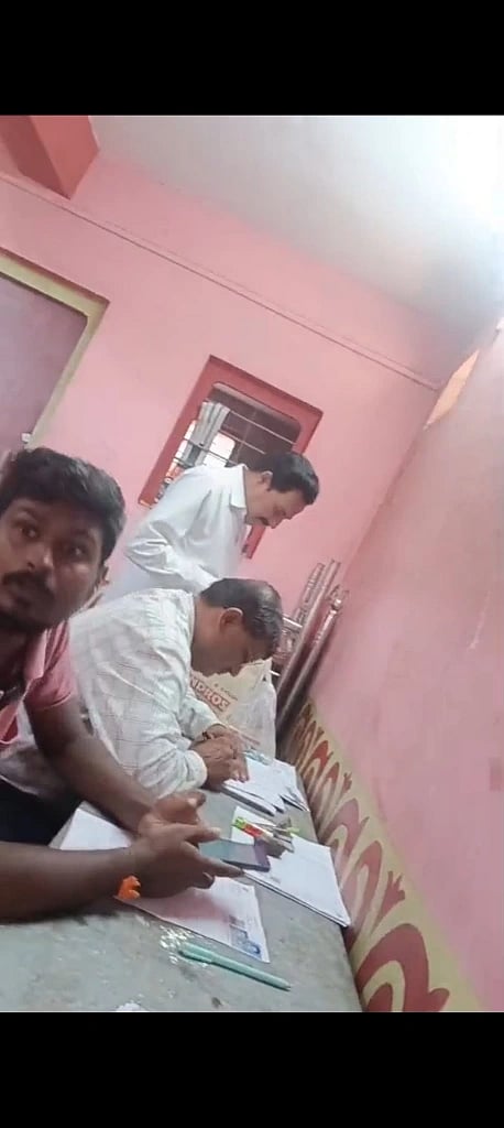 ದೇವಸ್ಥಾನದಲ್ಲಿ ಕುಳಿತು ಎಸ್ಐಆರ್ ಕಾರ್ಯ