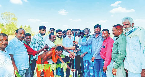 ಆಲೂರು ತಾಲೂಕಿನ ಸಮುದ್ರವಳ್ಳಿ ಗ್ರಾಮದ ದೇವನಕಟ್ಟೆ ಹಳ್ಳಕ್ಕೆ ಅಡ್ಡಲಾಗಿ ನಿರ್ಮಾಣವಾಗಲಿರುವ ಚೆಕ್ ಡ್ಯಾಂ ನಿರ್ಮಾಣ ಕಾಮಗಾರಿಗೆ ಶಾಸಕ ಸಿಮೆಂಟ್ ಮಂಜು ಭೂಮಿ ಪೂಜೆ ನೆರವೇರಿಸಿದರು. ಮೋಹನ್ ಮಾವನೂರು,  ಮಹೇಂದರ್ ಇತರರಿದ್ದರು.