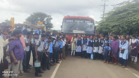 ವಿದ್ಯಾರ್ಥಿಗಳಿಂದ ಬಸ್ ತಡೆದು ಪ್ರತಿಭಟನೆ
