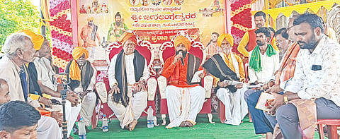 ರುಮ್ಮನಗೂಡಲ್ಲಿ ಆಯೋಜಿಸಿದ್ದ ಸಮಾರಂಭದಲ್ಲಿ ಹುಲಜಂತಿಯ ಶ್ರೀ ಮಹಾಳಿಂಗರಾಯ ಮಹಾರಾಯರು ಮಾತನಾಡಿದರು. ಶ್ರೀ ನಿಂಗಪ್ಪ ಮುತ್ಯಾ, ಶ್ರೀ ಮಲ್ಲಪ್ಪ ಪೂಜಾರಿ, ಬೀರಣ್ಣ ಪೂಜಾರಿ, ರೇವಣಸಿದ್ದಪ್ಪ ಅಣಕಲ್​ ಇತರರಿದ್ದರು