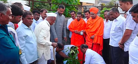 ದೇವಸ್ಥಾನ ಉದ್ಘಾಟನೆ ವೇಳೆ ಸಸಿ ನೆಟ್ಟು ಕಾರ್ಯಕ್ರಮಕ್ಕೆ ಚಾಲನೆ 