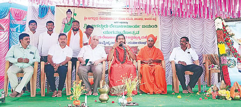 ಆಲೂರು ಪಟ್ಟಣದ ಬಸವೇಶ್ವರ ಶಾಲಾ ಆವರಣದಲ್ಲಿ ಆಯೋಜಿಸಿದ್ದ ಜಗದ್ಗುರು ರೇಣುಕಾಚಾರ್ಯರ ಯುಗಮಾನೋತ್ಸವ ಕಾರ್ಯಕ್ರಮದಲ್ಲಿ ಶ್ರೀ ಸದಾಶಿವ ಶಿವಾಚಾರ್ಯ ಸ್ವಾಮೀಜಿ ಆಶೀರ್ವಚನ ನೀಡಿದರು.