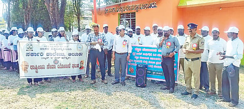 ಆಲೂರು ಪಟ್ಟಣ ಪಂಚಾಯಿತಿ ವತಿಯಿಂದ ಗುರುವಾರ ಪಟ್ಟಣದಲ್ಲಿ ಸ್ವಚ್ಛತೆ ಕುರಿತು ಜಾಗೃತಿ ಜಾಥಾ ನಡೆಯಿತು.