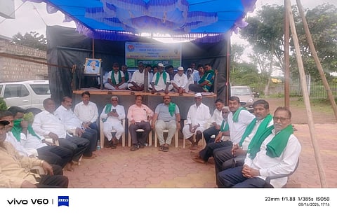 ಕೋಟಬಾಗಿ ಜಾಕವೇಲ್ ಬಳಿ ರೈತರ ಪ್ರತಿಭಟನೆ