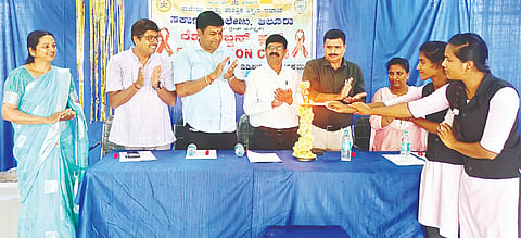 ಆಲೂರು ಸರ್ಕಾರಿ ಪ್ರಥಮ ದರ್ಜೆ ಕಾಲೇಜಿನಲ್ಲಿ ವಿದ್ಯಾರ್ಥಿಗಳಿಗೆ ಆಯೋಜಿಸಿದ್ದ ಎಚ್‌ಐವಿ/ ಏಡ್ಸ್ ಜಾಗೃತಿ ಕಾರ್ಯಕ್ರಮವನ್ನು ವಿದ್ಯಾರ್ಥಿನಿಯರು ಉದ್ಘಾಟಿಸಿದರು. ವಿ.ರವಿಕುಮಾರ್ ಬಲ್ಲೇನಹಳ್ಳಿ, ಪುಟ್ಟರಾಜು ಇದ್ದರು.