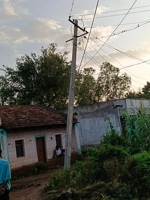 ವಾಲಿದ ವಿದ್ಯುತ್ ಕಂಬ