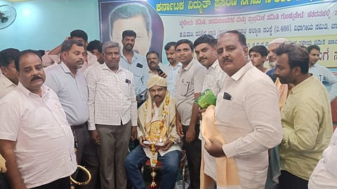 ಚಾಮರಾಜನಗರದ ಖಾಸಗಿ ಸಭಾಂಗಣದಲ್ಲಿ ಆಯೋಜಿಸಿದ್ದ ಕಾರ್ಯಕ್ರಮದಲ್ಲಿ ಎಸ್.ರಮೇಶ್ ಅವರನ್ನು ಸನ್ಮಾನಿಸಲಾಯಿತು. ಶಿವಣ್ಣ, ಸುರೇಶ್, ಶಿವಪ್ರಸಾದ್, ಸಿದ್ದರಾಜು ಇದ್ದರು. 