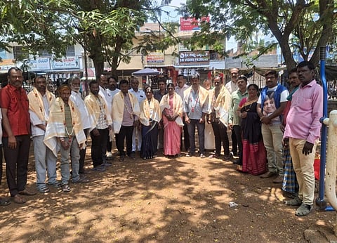 ಚಾಮರಾಜನಗರದ ಚಾಮರಾಜೇಶ್ವರ ಸ್ವಾಮಿ ದೇವಸ್ಥಾನದ ಮುಂಭಾಗದ ಉದ್ಯಾನದಲ್ಲಿ ಡಾ.ಎಸ್.ಪಿ. ಬಾಲಸುಬ್ರಮಣ್ಯಂ ಗಾನಗಂಧರ್ವ ಹಾಗೂ ಸಾಂಸ್ಕೃತಿಕ ಕಲಾವೇದಿಕೆಯಿಂದ ಕಾರ್ಮಿಕರನ್ನು ಸನ್ಮಾನಿಸಲಾಯಿತು. ಕೃಷ್ಣನಾಯಕ, ನಾಗವೇಣಿ, ಪಣ್ಯದಹುಂಡಿ ರಾಜು, ಶಿವಶಂಕರ್, ವಸಂತ ಬಂಗಾರು ಇತರರು ಇದ್ದರು. 