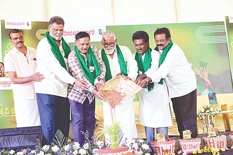ಮೈಸೂರಿನ ಮಹಾರಾಜ ಕಾಲೇಜು ಮೈದಾನದಲ್ಲಿ ಕನ್ನಡದ ನಂ.1 ದಿನಪತ್ರಿಕೆ ವಿಜಯವಾಣಿ ವತಿಯಿಂದ ಆಯೋಜಿಸಿರುವ ರಾಜ್ಯ ಮಟ್ಟದ ಕೃಷಿ ಮೇಳ ಎರಡನೇ ದಿನದ ಸಾಂಸ್ಕೃತಿಕ ಕಾರ್ಯಕ್ರಮಕ್ಕೆ ಕೊಳ್ಳೇಗಾಲ ಮಾಜಿ ಶಾಸಕ ಎನ್.ಮಹೇಶ್ ಚಾಲನೆ ನೀಡಿದರು. ವೆಂಕಟರಮಣಸ್ವಾಮಿ, ಸಿ.ಎಂ.ನರಸಿಂಹಮೂರ್ತಿ, ವೀರಣ್ಣ ಇದ್ದರು. 