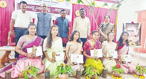 ಚಾಮರಾಜನಗರದ ಜೆಎಸ್‌ಎಸ್ ಮಹಿಳಾ ಕಾಲೇಜಿನಲ್ಲಿ ಇಶಾನ- 2026ನೇ ಸಾಂಸ್ಕೃತಿಕ ಹಬ್ಬದ ಸಮಾರೋಪ ಸಮಾರಂಭದಲ್ಲಿ ವಿವಿಧ ಸ್ಪರ್ಧೆಗಳಲ್ಲಿ ಭಾಗವಹಿಸಿ ವಿಜೇತರಾದ ವಿದ್ಯಾರ್ಥಿಗಳಿಗೆ ಬಹುಮಾನ ವಿತರಿಸಲಾಯಿತು.ಜಮುನಾ, ಅರುಣಾಶ್ರೀ, ಸುಷ್ಮಾ  ಇತರರಿದ್ದರು. 