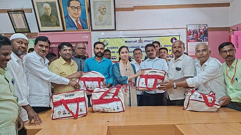 ಕಾರ್ಮಿಕ ಕಿಟ್ ವಿತರಿಸಿದ ಪ್ರಿಯಾಂಕಾ ಜಾರಕಿಹೊಳಿ