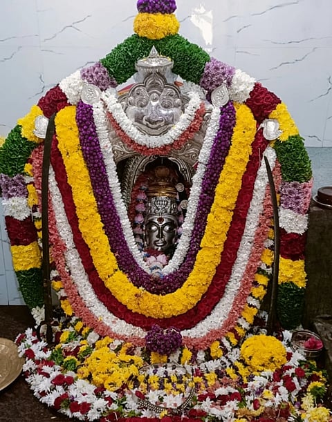 ಶ್ರೀ ದೇವಿರಮ್ಮ ದೇವಿಗೆ ಜಾತ್ರಾ ಮಹೋತ್ಸವ ಅಂಗವಾಗಿ ವಿಶೇಷ ಅಲಂಕಾರ ಮಾಡಲಾಗಿತ್ತು.