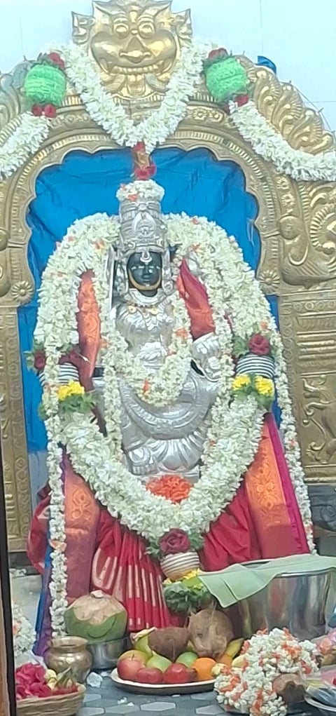 ಚಾಮರಾಜನಗರದ ರಾಮಸಮುದ್ರದಲ್ಲಿರುವ ಶ್ರೀರಾಮಲಿಂಗ ಚೌಡೇಶ್ವರಿ ಅಮ್ಮನವರ 47ನೇ ವರ್ಷದ ವರ್ಧಂತೋತ್ಸವದ ಪ್ರಯುಕ್ತ ದೇವಿಗೆ ವಿಶೇಷವಾಗಿ ಅಲಂಕಾರ ಮಾಡಲಾಗಿತ್ತು.