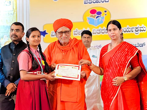 ವಿದ್ಯಾರ್ಥಿ ವೇತನ ವಿತರಿಸಿದ ಲಕ್ಷ್ಮಿ ಹೆಬ್ಬಾಳ್ಕರ್