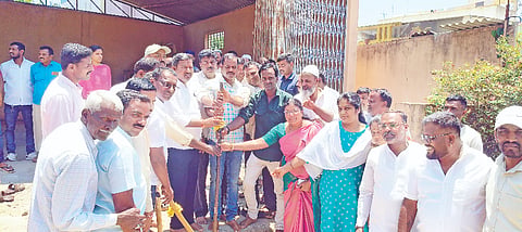 ಆಲೂರು ಪಟ್ಟಣದ ದೊಡ್ಡಿ ಬೀದಿಯಲ್ಲಿ ಶಾಸಕಾ ಸಿಮೆಂಟ್ ಮಂಜು ಅವರು ವಿವಿಧ ಅಭಿವೃದ್ಧಿ ಕಾಮಗಾರಿಗೆ ಭೂಮಿಪೂಜೆ ನೆರವೇರಿಸಿದರು. ಮಂಜುನಾಥ್, ತೌಫಿಕ್ ಅಹಮದ್, ಅಬ್ದುಲ್ ಖುದ್ದೂಸ್, ಉಮಾ ರವಿ ಪ್ರಕಾಶ್, ಅಬ್ಬನ ಕೃಷ್ಣಮೂರ್ತಿ, ಹೇಮಂತ್, ಪೂವಯ್ಯ ಇತರರಿದ್ದರು.