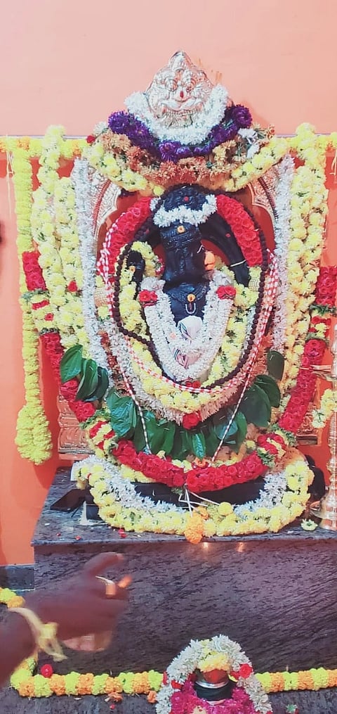 ಆಲೂರು ತಾಲೂಕಿನ ಕೆಂಚಮ್ಮನ ಹೊಸಕೋಟೆ ಹೋಬಳಿಯ ಭರತ್ತೂರು-ಮಾಗಡಿಹಳ್ಳಿಯಲ್ಲಿ ಪುಷ್ಪಾಂಜನೇಯಸ್ವಾಮಿ ದೇವಸ್ಥಾನದಲ್ಲಿ ಆಂಜನೇಯ ಸ್ವಾಮಿಗೆ ವಿಶೇಷ ಅಲಂಕಾರ ಮಾಡಿರುವುದು. 