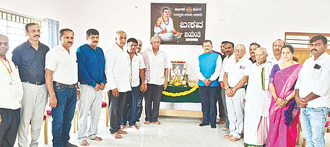 ಆಲೂರು ಪಟ್ಟಣದ ಮಿನಿ ವಿಧಾನಸೌಧ ಸಭಾಂಗಣದಲ್ಲಿ ತಾಲೂಕು ರಾಷ್ಟ್ರೀಯ ಆಚರಣಾ ಸಮಿತಿ ವತಿಯಿಂದ ಆಯೋಜಿಸಿದ್ದ ವಿಶ್ವಗುರು ಬಸವಣ್ಣನವರ ಜಯಂತಿ ಕಾರ್ಯಕ್ರಮವನ್ನು ತಹಸೀಲ್ದಾರ್ ಮಲ್ಲಿಕಾರ್ಜುನ್ ಉದ್ಘಾಟಿಸಿದರು. ರೇಣುಕ ಪ್ರಸಾದ್, ಡಿ.ಎಸ್.ಜಯಣ್ಣ, ಅಜಿತ್, ಪಟ್ಟಣ ಪಂಚಾಯಿತಿ ಮುಖ್ಯಾಧಿಕಾರಿ ಮಂಜುನಾಥ್, ಬಿಇಒ ಕೃಷ್ಣೇಗೌಡ ಇತರರು ಇದ್ದರು.
