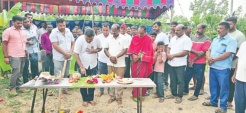 ಆಲೂರು ತಾಲೂಕು ಚಿನ್ನಹಳ್ಳಿ-ಮಗ್ಗೆ ಗ್ರಾಮ ಸಂಪರ್ಕ ಕಲ್ಪಿಸುವ ರಸ್ತೆ ನಿರ್ಮಾಣ ಕಾರ್ಯಕ್ಕೆ ಶಾಸಕ ಸಿಮೆಂಟ್ ಮಂಜು ಭೂಮಿಪೂಜೆ ನೆರವೇರಿಸಿದರು. ಪಿಡಿಒ ಧನಂಜಯ್,  ಅಬ್ಬನ ಕೃಷ್ಣಮೂರ್ತಿ, ಚಂದ್ರಶೆಟ್ಟಿ ಸೇರಿದಂತೆ ಗ್ರಾಮಸ್ಥರು, ಮುಖಂಡರು ಉಪಸ್ಥಿತರಿದ್ದರು.