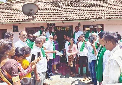 ಆಲೂರು ತಾಲೂಕಿನ ಕುಂದೂರು ಹೋಬಳಿ ವಳಗರಹಳ್ಳಿ ಗ್ರಾಮದಲ್ಲಿ ಖಾಸಗಿ ಫೈನಾನ್ಸ್ ಬ್ಯಾಂಕ್ ಸಿಬ್ಬಂದಿ ಮನೆ ಬಾಗಿಲಿಗೆ ಜಪ್ತಿ ನೋಟಿಸ್ ಅಂಟಿಸಿ ಜಪ್ತಿ ಮಾಡಿರುವುದನ್ನು ವಿರೋಧಿಸಿದ ಕರ್ನಾಟಕ ರಾಜ್ಯ ರೈತ ಸಂಘದ ಅಧ್ಯಕ್ಷ ಕಣಗಾಲ್ ಮೂರ್ತಿ ನೇತೃತ್ವದಲ್ಲಿ ಬೀಗ ಒಡೆದು ಆಕ್ರೋಶ ವ್ಯಕ್ತಪಡಿಸಿದರು. 
