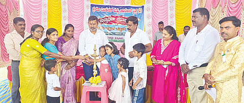 ಆಲೂರು ತಾಲೂಕು ಪಾಳ್ಯ ಸಮೀಪದ ದಿಂಡಘಟ್ಟ (ಪಾಳ್ಯ) ಗ್ರಾಮದಲ್ಲಿ ಪ್ರೇರಣಾ ಎಜುಕೇಷನ್ ಮತ್ತು ಚಾರಿಟಬಲ್ ಟ್ರಸ್ಟ್‌ನಿಂದ ನಿರ್ಮಿಸಿರುವ ಪಂಚವಟಿ ಪಬ್ಲಿಕ್ ಶಾಲೆಯ ನೂತನ ಕಟ್ಟಡವನ್ನು ಶಾಸಕ ಸಿಮೆಂಟ್ ಮಂಜು ಉದ್ಘಾಟಿಸಿದರು. ಉಮೇಶ್, ಮಂಜುನಾಥ್, ಹರೀಶ್ ಇದ್ದರು.