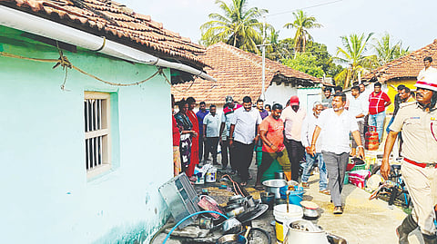 ಆಲೂರು ತಾಲೂಕಿನ ಕಣದಹಳ್ಳಿ ಗ್ರಾಮದಲ್ಲಿ ಬೆಂಕಿ ತಗುಲಿ 3 ಮನೆಗಳು ಸಂಪೂರ್ಣ ಸುಟ್ಟು ಹೋದ ಸ್ಥಳಕ್ಕೆ ಶಾಸಕ ಸಿಮೆಂಟ್ ಮಂಜು ಭೇಟಿ ನೀಡಿ ಪರಿಶೀಲನೆ ನಡೆಸಿದರು. ಕೆ.ಎಸ್. ಮಂಜೇಗೌಡ ಹನುಮಂತೇಗೌಡ, ಮನು ಇತರರಿದ್ದರು.