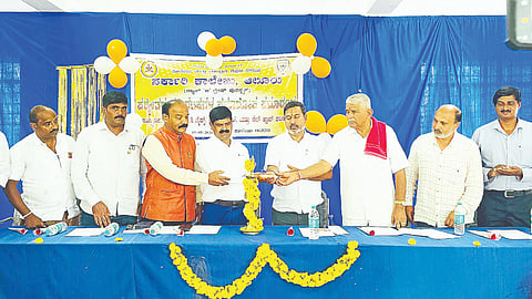ಆಲೂರು ಸರ್ಕಾರಿ ಕಾಲೇಜು ಸಭಾಂಗಣದಲ್ಲಿ ಏರ್ಪಸಲಾಗಿದ್ದ ಪಠ್ಯೇತರ ಚಟುವಟಿಕೆಗಳ ಸಮಾರೋಪ ಸಮಾರಂಭವನ್ನು ಶಾಸಕ ಸಿಮೆಂಟ್ ಮಂಜು ಉದ್ಘಾಟಿಸಿದರು. ಡಾ. ಸಿ. ಎಸ್. ಯತೀಶ್ವರ್, ಕೆ.ಎಸ್.ಮಂಜೇಗೌಡ, ಶಾಂತಕೃಷ್ಣ, ಅಬ್ಬನ ಕೃಷ್ಣಮೂರ್ತಿ, ನಟರಾಜ್, ಬಿ. ಮಂಜೇಗೌಡ ಉಪಸ್ಥಿತರಿದ್ದರು.
