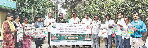 ಶ್ರೀರಂಗಪಟ್ಟಣದಲ್ಲಿ ಆರೋಗ್ಯ ಇಲಾಖೆಯಿಂದ ಲಾರ್ವಾ ಸಮೀಕ್ಷೆ ಕಾರ್ಯ ಮೇಲ್ವಿಚಾರಣೆ ಮಾಡಿ ಸಾರ್ವಜನಿಕರಿಗೆ ಜಾಗೃತಿ ಮೂಡಿಸಲಾಯಿತು. ಎಸ್.ಡಿ.ಬೆನ್ನೂರ, ಜಿ.ಬಿ.ಹೇಮಣ್ಣ ಇತರರು ಇದ್ದರು.