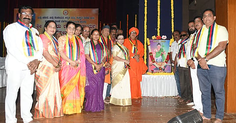 ಬೆಳಗಾವಿಯಲ್ಲಿ ಭಾನುವಾರ ರೇಣುಕಾಚಾರ್ಯರ ಜಯಂತಿದಲ್ಲಿ ಚಂದ್ರಶೇಖರ ಶಿವಾಚಾರ್ಯ ಸ್ವಾಮೀಜಿ, ಚಂದ್ರಶೇಖರಯ್ಯ ಸವಡಿ, ವಿದ್ಯಾವತಿ ಭಜಂತ್ರಿ ಇತರರು ಪಾಲ್ಗೊಂಡಿದ್ದರು.