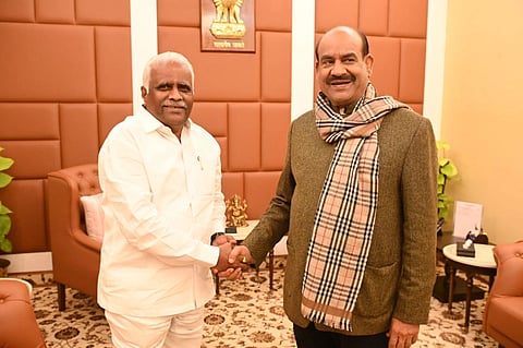 ನವದೆಹಲಿಯಲ್ಲಿ ಸೋಮವಾರ ರಾಜ್ಯಸಭಾ ಸದಸ್ಯ ಈರಣ್ಣ ಕಡಾಡಿ ಲೋಕಸಭಾ ಸ್ಪೀಕರ್ ಓಂ ಬಿರ್ಲಾರನ್ನು ಭೇಟಿಯಾಗಿ ಮನವಿ ಸಲ್ಲಿಸಿದರು.