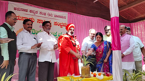 ಖಾನಾಪುರದ ಕರಂಬಳದಲ್ಲಿ ಮಂಗಳವಾರ ಏರ್ಪಡಿಸಿದ್ದ ಸಾಹಿತ್ಯ ಸಂಭ್ರಮವನ್ನು ಸಾಹಿತಿ ಡಾ.ಬಸವರಾಜ ಜಗಜಂಪಿ ಉದ್ಘಾಟಿಸಿದರು.