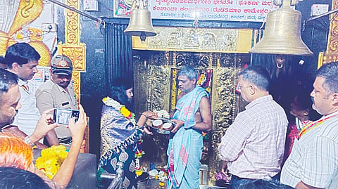 ತಾಲೂಕಿನ ಕೆಂಚಮ್ಮನ ಹೊಸಕೋಟೆಯ ಹೋಬಳಿಯ ಹರಿಹಳ್ಳಿ ಗ್ರಾಮದಲ್ಲಿರುವ ಪುರಾಣ ಪ್ರಸಿದ್ಧ ಶ್ರೀ ಕೆಂಚಾಂಬ ದೇವಸ್ಥಾನಕ್ಕೆ ಜಿಲ್ಲಾಧಿಕಾರಿ ಕೆ.ಎಸ್.ಲತಾಕುಮಾರಿ ಭೇಟಿ ನೀಡಿ ವಿಶೇಷ ಪೂಜೆ ಸಲ್ಲಿಸಿ ದೇವಿಯ ದರ್ಶನ ಪಡೆದರು, ತಹಸೀಲ್ದಾರ್ ಮಲ್ಲಿಕಾರ್ಜುನ್, ಗೋವಿಂದ ರಾಜು, ರಾಮಸ್ವಾಮಿ, ಗೋಪಾಲ್ (ರಘು)  ಹಾಜರಿದ್ದರು.