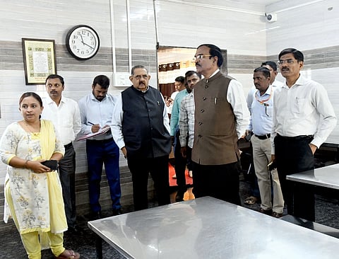 ಬೆಳಗಾವಿಯ ವಸತಿ ನಿಲಯಗಳಿಗೆ ಬುಧವಾರ ಮಾನವ ಹಕ್ಕುಗಳ‌ ಆಯೋಗದ ಅಧ್ಯಕ್ಷ, ಸದಸ್ಯರು ಭೇಟಿ‌‌ ನೀಡಿದರು.