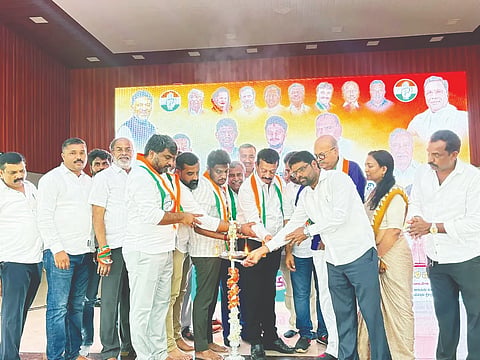 ಆಲೂರಿನ ಬಿಕ್ಕೋಡು ರಸ್ತೆಯಲ್ಲಿರುವ ಜೆಎಂಎಫ್‌ಸಿ ನ್ಯಾಯಾಲಯ ಆವರಣದಲ್ಲಿ ಎಂ.ಸ್ನೇಹಾ ಸೇರಿದಂತೆ ಇತರ ಗಣ್ಯರು ಯೋಗಾಭ್ಯಾಸ ಮಾಡಿದರು.