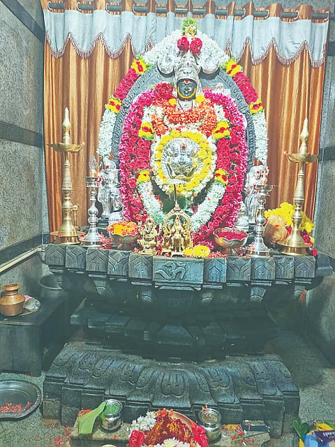 ಆಲೂರು ತಾಲೂಕಿನ ಮಗ್ಗೆ ರಾಯರಕೊಪ್ಪಲು ವೈ.ಎನ್. ಪುರದಲ್ಲಿರುವ ಶ್ರೀಬನಶಂಕರಿ ಅಮ್ಮನವರ ಮೂರ್ತಿಗೆ ಪೌರ್ಣಮಿ ಅಂಗವಾಗಿ ವಿಶೇಷ ಅಲಂಕಾರ ಮಾಡಿರುವುದು.