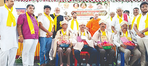 ಆಲೂರು ಕೆ.ಇ.ಬಿ ವೃತ್ತದಲ್ಲಿರುವ ಒಕ್ಕಲಿಗರ ಸಮುದಾಯ ಭವನದಲ್ಲಿ ಆಯೋಜಿಸಿದ್ದ ನಾಡಪ್ರಭು ಕೆಂಪೇಗೌಡರ ಜಯಂತಿ ಕಾರ್ಯಕ್ರಮದಲ್ಲಿ ರವಿನಾಕಲಗೂಡು, ಉದಯರವಿ, ಜಿ.ಆರ್.ಕೆಂಚೇಗೌಡ, ಲಕ್ಷ್ಮೀಗೌಡ ಅವರನ್ನು ಸನ್ಮಾನಿಸಲಾಯಿತು. ಶ್ರೀ ಶಂಭುನಾಥ ಸ್ವಾಮೀಜಿ, ಎಚ್.ಎನ್ ಮಲ್ಲೇಶ್ ಗೌಡ, ಶ್ರೇಯಸ್ ಪಟೇಲ್, ಬಾಲಕೃಷ್ಣ ಇತರರು ಇದ್ದರು. 