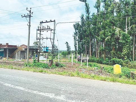 ಆಲೂರು ತಾಲೂಕಿನ ಪಾಳ್ಯ ಹೋಬಳಿ ಕಾಮತಿ ಗ್ರಾಮದಲ್ಲಿ ಒತ್ತುವರಿಯಾಗಿದ್ದ ಸರ್ಕಾರಿ ಜಾಗವನ್ನು ತೆರವುಗೊಳಿಸಲಾಯಿತು.