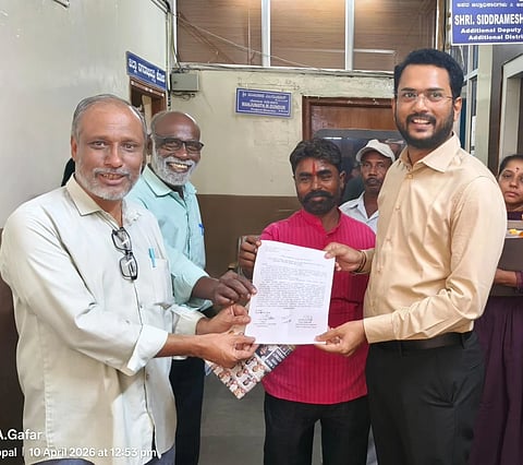 ಕೊಪ್ಪಳದಲ್ಲಿ ತೆರಿಗೆ ವಂಚಿಸುತ್ತಿರುವವರ ವಿರುದ್ಧ ಕಾನೂನು ಕ್ರಮ ಕೈಗೊಳ್ಳುವಂತೆ ಆಗ್ರಹಿಸಿ ವಿವಿಧ ಸಂಟನೆಗಳಿಂದ ಶುಕ್ರವಾರ ಅಪರ ಜಿಲ್ಲಾಧಿಕಾರಿ ಸಿದ್ರಾಮೇಶ್ವರ ಅವರಿಗೆ ಮನವಿ ಸಲ್ಲಿಸಲಾಯಿತು. ಎಸ್​.ಎ.ಗಫಾರ್​, ಬಸವರಾಜ್​ ಶೀಲವಂತರ್​, ಮಂಗಳೇಶ ರಾಥೋಡ್​, ಅಪ್ಪಣವರ, ಮೊಹಮ್ಮದ್​ ಗೌಸ್​ ನೀಲಿ ಇದ್ದರು.