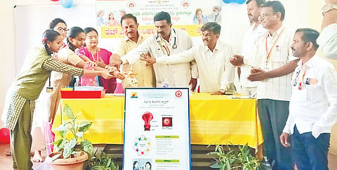 ಪಟ್ಟಣದ ತಾಲೂಕು ಸಾರ್ವಜನಿಕ ಆಸ್ಪತ್ರೆಯ ಸಭಾಂಗಣದಲ್ಲಿ ಆಯೋಜಿಸಿದ್ದ ಎಚ್‌ಪಿವಿ ಲಸಿಕಾ ಅಭಿಯಾನ ಕಾರ್ಯಕ್ರಮಕ್ಕೆ ಎ.ಬಿ.ರಮೇಶ ಬಂಡಿಸಿದ್ದೇಗೌಡ ಚಾಲನೆ ನೀಡಿದರು. ಡಾ.ಎಂ.ಎನ್.ಆಶಾಲತಾ, ಡಾ.ಸಿ.ಎಂ.ಶ್ರೀಧರ್, ಗಂಜಾಂ ಕೃಷ್ಣಪ್ಪ ಇದ್ದರು.
