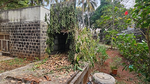 ಬೆಳಗಾವಿಯಲ್ಲಿ ಚಿರತೆ ಓಡಾಡಿದ ವದಂತಿ ಹಬ್ಬಿರುವ ಸ್ಥಳದಲ್ಲಿ ಬೋನಿಟ್ಟಿರುವ ಅರಣ್ಯ ಇಲಾಖೆ.