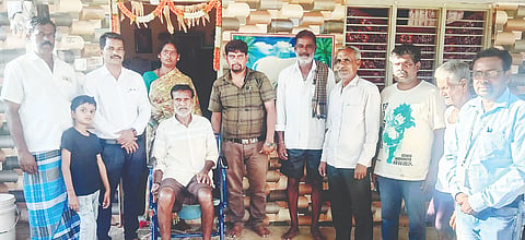 ಕೆ.ಆರ್.ನಗರ ತಾಲೂಕಿನ ಧರ್ಮಸ್ಥಳ ಗ್ರಾಮಾಭಿವೃದ್ಧಿ ಯೋಜನೆಯ ವ್ಯಾಪ್ತಿಯಲ್ಲಿ ಬರುವ ಪಟ್ಟಣದ ಆಂಜನೇಯ ಬ್ಲಾಕ್, ಮದುವನಹಳ್ಳಿ ಬಡಾವಣೆ ಹಾಗೂ ಮಾವತ್ತೂರು ಗ್ರಾಮದ ಫಲಾನುಭವಿಗಳಿಗೆ ಜನಮಂಗಳ ಕಾರ್ಯಕ್ರಮದಡಿ ಮಂಜೂರಾಗಿರುವ ವಾಟರ್ ಬೆಡ್, ವ್ಹೀಲ್‌ಚೇರ್, ವಾಕಿಂಗ್ ಸ್ಟಿಕ್ ವಿತರಿಸಲಾಯಿತು.