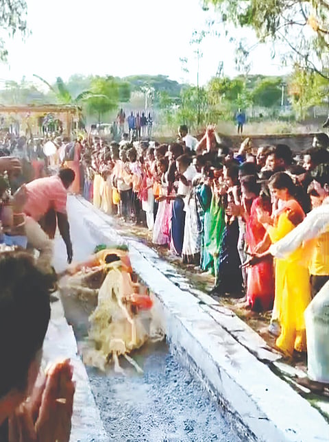 ಶ್ರೀರಂಗಪಟ್ಟಣದ ರೈಲ್ವೇ ನಿಲ್ದಾಣ ಸಮೀಪ ಶ್ರೀಮುತ್ತು ಲಕ್ಷ್ಮೀ ಮಾರಮ್ಮದೇವಿಯ ಕರಗ ಮಹೋತ್ಸವದ ಕೊಂಡ ಹಾಯುವ ವೇಳೆ ದೇವರ ಗುಡ್ಡಪ್ಪ ಬಿ.ಕುಮಾರ್ ಕೊಂಡದೊಳಗೆ ಉರುಳಿ ಬಿದ್ದ ದೃಶ್ಯ.