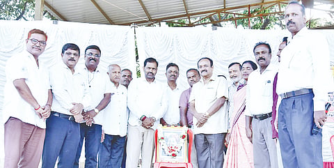 ಕೆ.ಆರ್.ನಗರ ತಾಲೂಕಿನ ಧರ್ಮಸ್ಥಳ ಗ್ರಾಮಾಭಿವೃದ್ಧಿ ಯೋಜನೆಯ ವ್ಯಾಪ್ತಿಯಲ್ಲಿ ಬರುವ ಪಟ್ಟಣದ ಆಂಜನೇಯ ಬ್ಲಾಕ್, ಮದುವನಹಳ್ಳಿ ಬಡಾವಣೆ ಹಾಗೂ ಮಾವತ್ತೂರು ಗ್ರಾಮದ ಫಲಾನುಭವಿಗಳಿಗೆ ಜನಮಂಗಳ ಕಾರ್ಯಕ್ರಮದಡಿ ಮಂಜೂರಾಗಿರುವ ವಾಟರ್ ಬೆಡ್, ವ್ಹೀಲ್‌ಚೇರ್, ವಾಕಿಂಗ್ ಸ್ಟಿಕ್ ವಿತರಿಸಲಾಯಿತು.