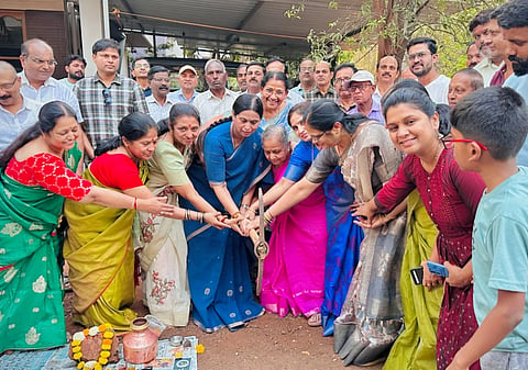:ಬೆಳಗಾವಿ ಗ್ರಾಮೀಣ ಕ್ಷೇತ್ರದ ಕುವೆಂಪು ನಗರದಲ್ಲಿ ರಸ್ತೆ ಕಾಮಗಾರಿಗೆ ಸಚಿವೆ ಲಕ್ಷ್ಮೀ ಹೆಬ್ಬಾಳ್ಕರ್ ಚಾಲನೆ ನೀಡಿದರು.