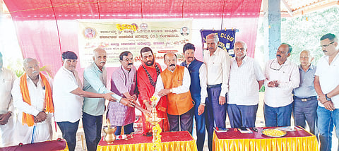 ಆಲೂರು ತಾಲೂಕಿನ ಕಾರ್ಜುವಳ್ಳಿಯ ಶ್ರೀಮದ್ ರಂಭಾಪುರಿ ವೀರ ಸಿಂಹಾಸನ ಶಾಖಾ ಶ್ರೀ ಸಂಸ್ಥಾನ ಹಿರೇಮಠದಲ್ಲಿ ಏರ್ಪಡಿಸಿದ್ದ ಶಿಕ್ಷಕರ ದಿನಾಚರಣೆ, ಆದರ್ಶ ಶಿಕ್ಷಕರಿಗೆ ಗೌರವ ಸಮರ್ಪಣೆ ಹಾಗೂ ‘ಹಳ್ಳಿಯ ಸೊಗಡು ಗುರುಗಳ ಬೆಡಗು’ ಸಮಾರಂಭವನ್ನು ಶ್ರೀಸಂಸ್ಥಾನ ಹಿರೇಮಠದ ಪೀಠಾಧ್ಯಕ್ಷ ಶ್ರೀಸದಾಶಿವ ಶಿವಾಚಾರ್ಯ ಸ್ವಾಮೀಜಿ ಉದ್ಘಾಟಿಸಿದರು. ಹಂಪನಹಳ್ಳಿ ತಿಮ್ಮೇಗೌಡ, ಪ್ರಭುಶಂಕರ ಹಿರೇಬೆಳಗುಲಿ, ಸಿ.ಚ.ಯತೀಶ್ವರ್ ಮತ್ತಿತರರಿದ್ದರು.