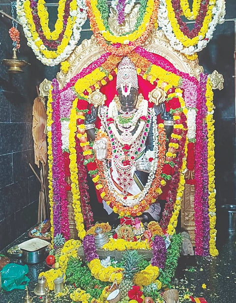 ಆಲೂರು ತಾಲೂಕಿನ ಕುಂದೂರು ಹೋಬಳಿಯ ಗಂಜಿಗೆರೆ ಗ್ರಾಮದಲ್ಲಿ ನೆಲೆಸಿರುವ ಪುರಾಣ ಪ್ರಸಿದ್ಧ ಶ್ರೀ ಲಕ್ಷ್ಮೀ ವೆಂಕಟೇಶ್ವರ ಸ್ವಾಮಿ ಮೂರ್ತಿಗೆ  ಕತ್ತರಿಗಟ್ಟ ಜಾತ್ರಾ ಮಹೋತ್ಸವ ಅಂಗವಾಗಿ ವಿಶೇಷ ಅಲಂಕಾರ ಮಾಡಲಾಗಿತ್ತು.   ....
