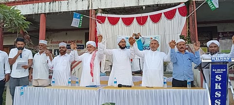 ಗಣರಾಜ್ಯೋತ್ಸವದ ಅಂಗವಾಗಿ ಸಕಲೇಶಪುರ ಪುರಭವನದ ಮುಂಭಾಗ ಸೋಮವಾರ ಹಮ್ಮಿಕೊಂಡಿದ್ದ ಮಾನವ ಸರಪಳಿ ಕಾರ್ಯಕ್ರಮದಲ್ಲಿ ಸುನ್ನಿ ಸ್ಟೂಡೆಂಟ್ಸ್ ಫೆಡರೇಶನ್ ಮುಖಂಡರು ಭಾಗವಹಿಸಿ ದೇಶದ ಏಕತೆ ಮತ್ತು ಅಖಂಡತೆಯನ್ನು ಕಾಪಾಡುವ ಪ್ರತಿಜ್ಞೆಯನ್ನು ಮಾಡಿದರು. 