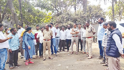 ದೋಣಿಗಲ್ ಸಮೀಪ ನಡೆಯುತ್ತಿರುವ ರಸ್ತೆ ಕಾಮಗಾರಿ ಸ್ಥಳದಲ್ಲಿ ಪ್ರತಿಭಟನೆ ನಡೆಸಲಾಯಿತು.