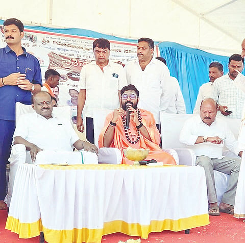 ಸಕಲೇಶಪುರ ತಾಲೂಕಿನ ಕೆರೋಡಿ ಗ್ರಾಮದಲ್ಲಿರುವ ಗೋಪಾಲಸ್ವಾಮಿ ದೇವಸ್ಥಾನದಲ್ಲಿ ಎರಡು ದಿನಗಳಿಂದ ನಡೆಯುತ್ತಿರುವ ನೂತನ ದೇವರುಗಳ ಪ್ರತಿಷ್ಠಾಪನಾ ಕಾರ್ಯಕ್ರಮದಲ್ಲಿಶ್ರೀಚನ್ನಮಲ್ಲಿಕಾರ್ಜುನ ಸ್ವಾಮೀಜಿ ಮಾತನಾಡಿದರು.